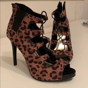 🔹JENNIFER LOPEZ Leopard lace up open toe stiletto